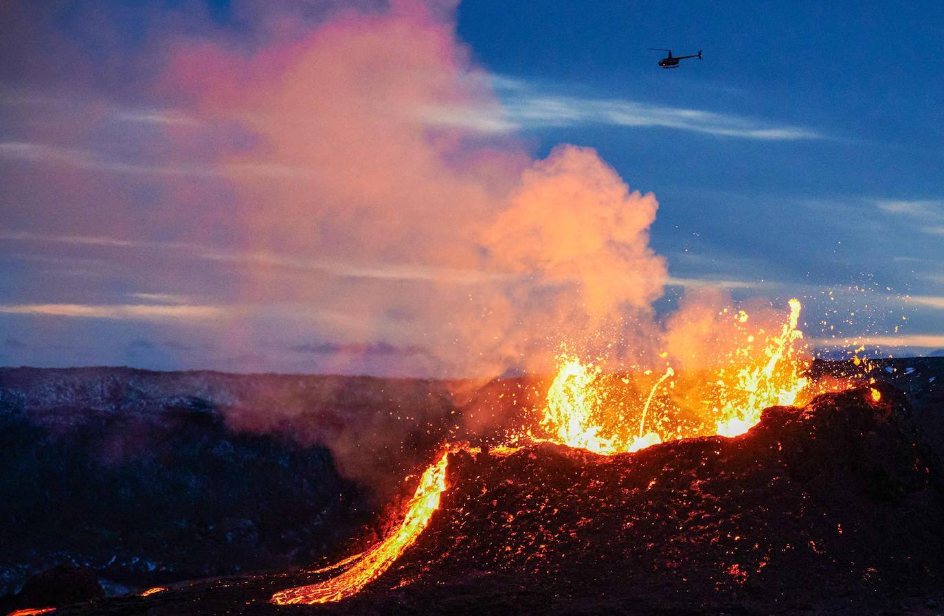 El volcán de la península de Reykjanes, a unos 30 kilómetros al suroeste de la capital del país, Reikiavik, ha entrado en erupción y se ha convertido desde entonces en toda una atracción turística, atrayendo a miles de visitantes.