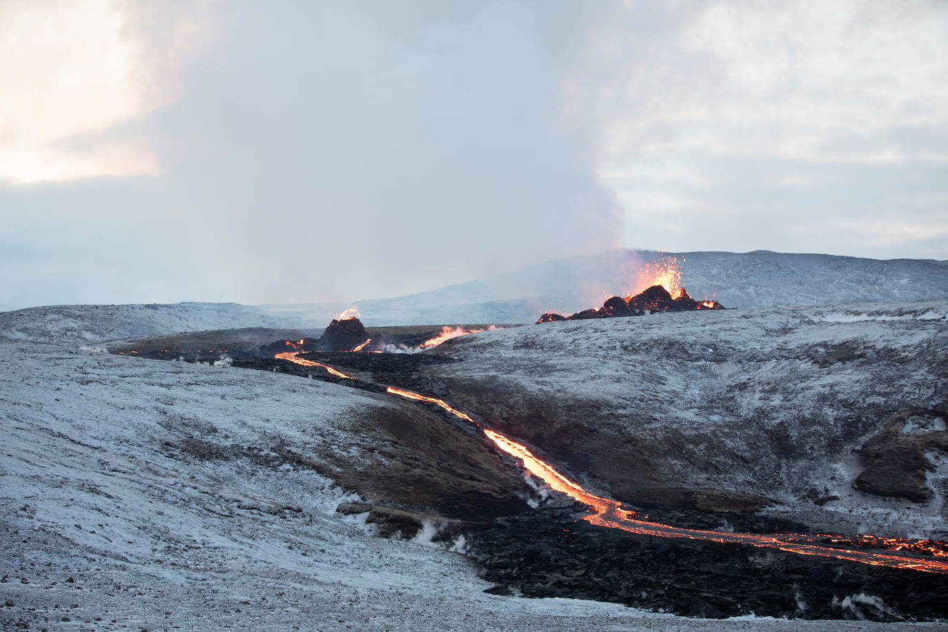 El volcán de la península de Reykjanes, a unos 30 kilómetros al suroeste de la capital del país, Reikiavik, ha entrado en erupción y se ha convertido desde entonces en toda una atracción turística, atrayendo a miles de visitantes.