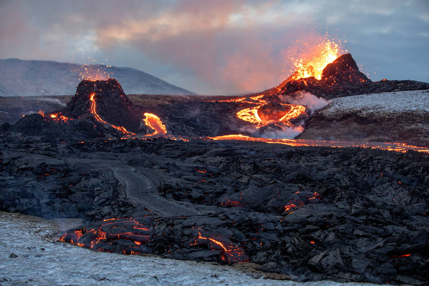 El volcán de la península de Reykjanes, a unos 30 kilómetros al suroeste de la capital del país, Reikiavik, ha entrado en erupción y se ha convertido desde entonces en toda una atracción turística, atrayendo a miles de visitantes.