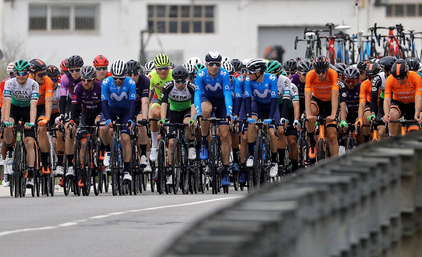 La 72º Volta Ciclista a la Comunitat Valenciana ha comenzado este jueves 15 de abril. El corredor australiano del equipo Groupama - FDJ, Miles Scotson, ha sido el ganador en la primera etapa de esta edición, disputada entre las localidades alicantinas de Elche y Ondara, con 166 kilómetros de recorrido.