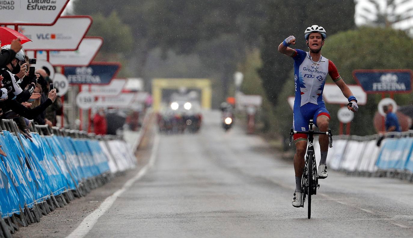 La 72º Volta Ciclista a la Comunitat Valenciana ha comenzado este jueves 15 de abril. El corredor australiano del equipo Groupama - FDJ, Miles Scotson, ha sido el ganador en la primera etapa de esta edición, disputada entre las localidades alicantinas de Elche y Ondara, con 166 kilómetros de recorrido.