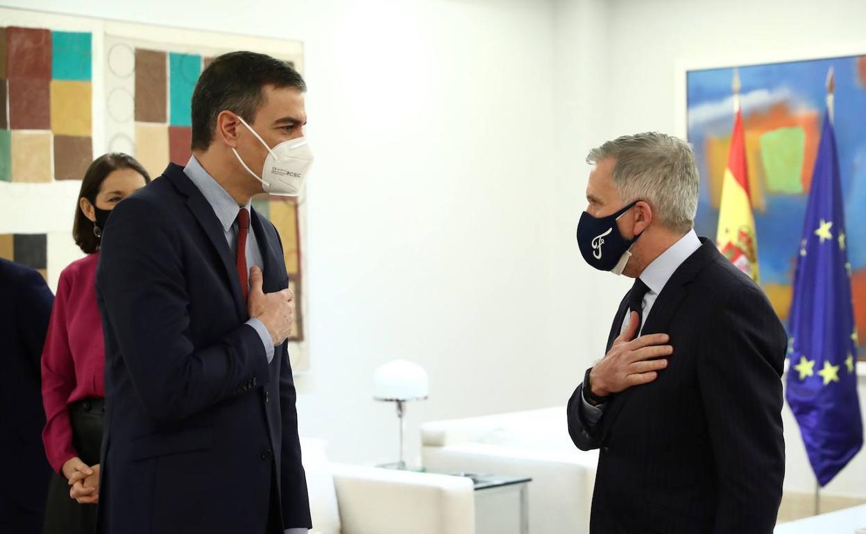 El presidente del Gobierno, Pedro Sánchez, con el presidente de Ford Europa, Stuart Rowley.