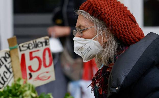 Una mujer, con una mascarilla FFP2 en una imagen de archivo