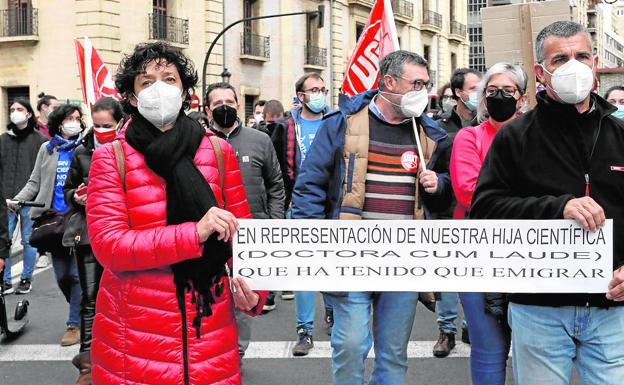 Participantes en la protesta de ayer en Valencia.