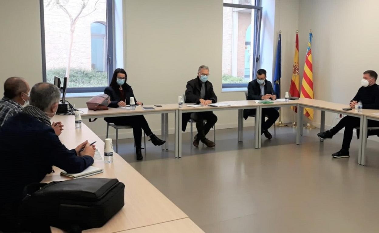 Momento de la reunión con el secretario autonómico de Agricultura. 