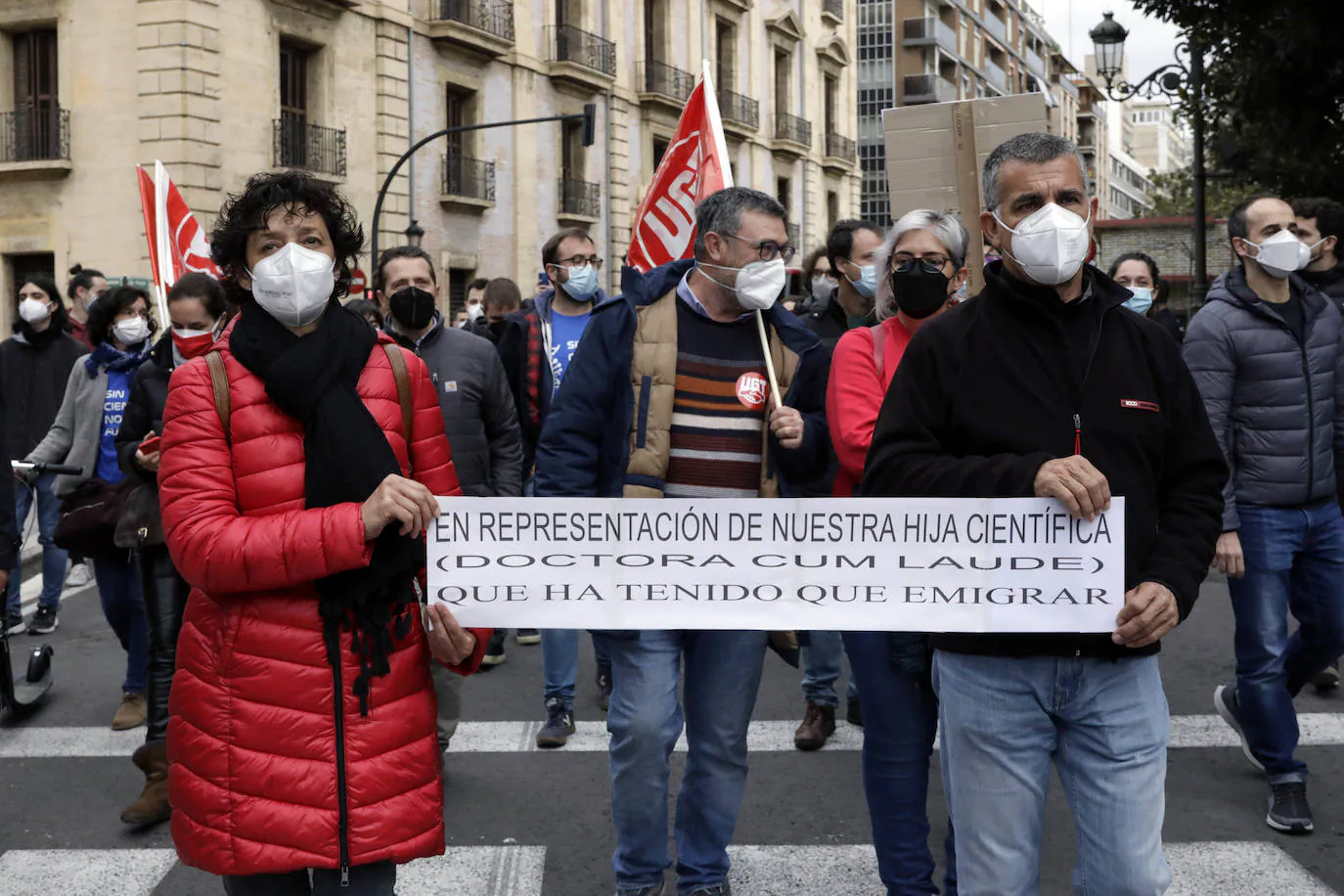 Investigadores y trabajadores del sector científico se han concentrado en la plaza del Parterre de Valencia contra la reforma de la Ley de Ciencia, este jueves 15 de abril. Promovida por la Coordinadora Marea Roja de la Investigación, la movilización se realiza en protesta de Ley 14/2011, de la Ciencia, la Tecnología y la Innovación, después de que el Gobierno aprobara el inicio de los trámites para la aprobación de la nueva norma. En ella toma forma la polémica figura contractual 'tenure track'. en una contratación fija sujeta a evaluación externa que desde el sector se toma como un paso atrás.