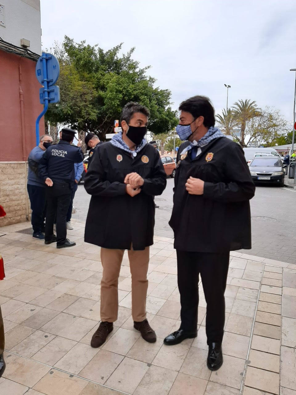 El obispo de Orihuela-Alicante, Jesús Murgui, bendice la Santa Faz desde la puerta del caserío. 