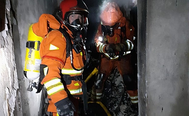 Bomberos en la casa de Llaurí. 