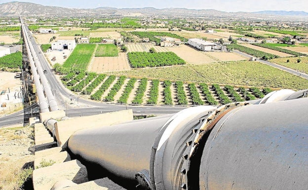 Imagen del trasvase a su paso por la Vega Baja, muy cerca de Orihuela.  