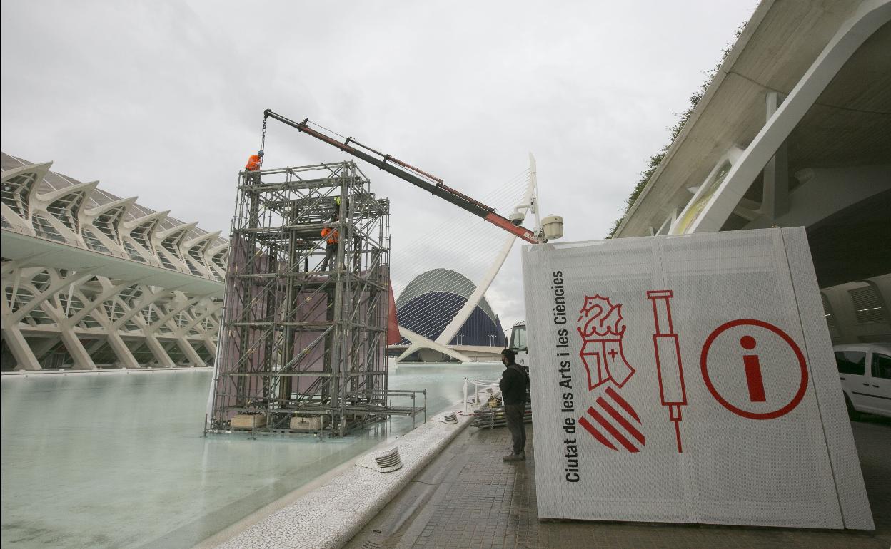 Montaje de la cartelería de información del 'vacunódromo' en la Ciudad de las Artes y de las Ciencias de Valencia.