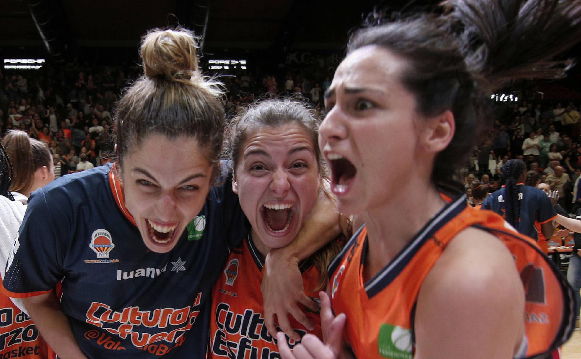 Irene Garí, a la izquierda, celebra con Esther Díaz y Begoña Pallardó el ascenso del Valencia Basket a la Liga Femenina de 2018.