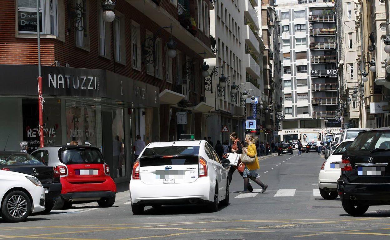 La calle Isabel la Católica, vista desde Cirilo Amorós.