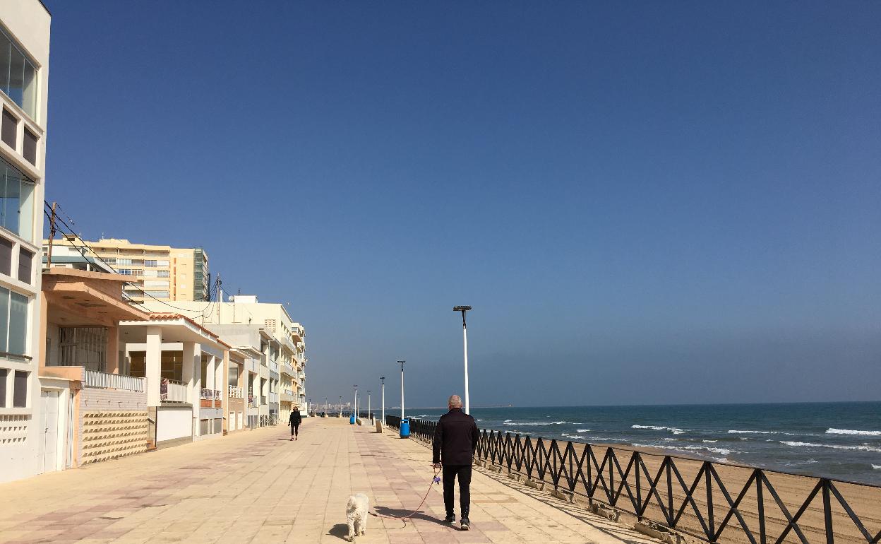 Paseo marítimo de Bellreguard, donde hay que reconstruir el muro que destrozó 'Gloria'. 