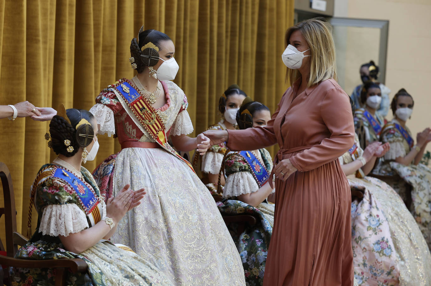 Las fallas han vuelto a entregar los distintivos de 'Bunyol d'or amb fulles de llorer i brillants' y el intercambio de fotografías entre falleras mayores. Fue en un acto que se repetirá este domingo en el Palacio de la Exposición. 