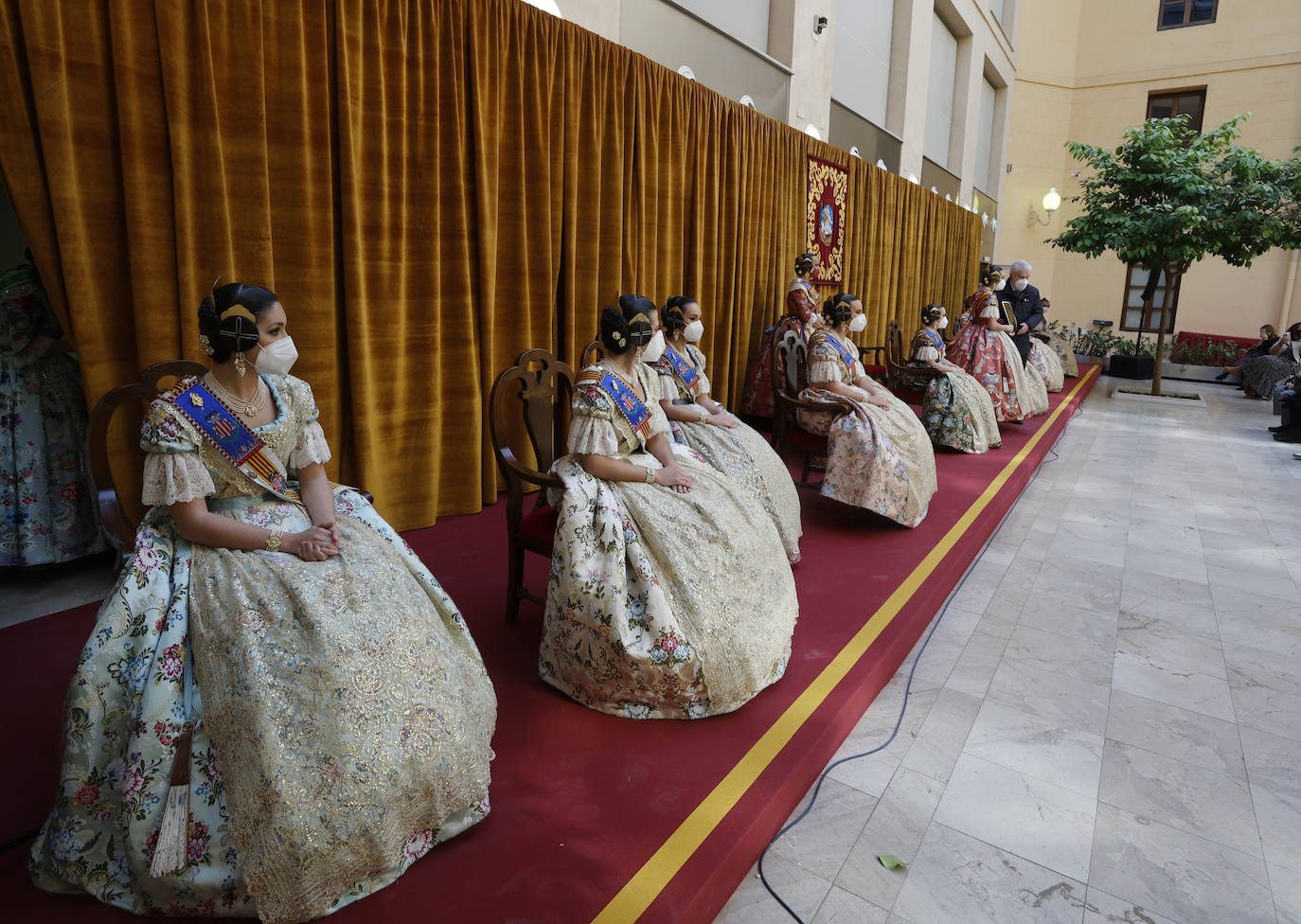 Las fallas han vuelto a entregar los distintivos de 'Bunyol d'or amb fulles de llorer i brillants' y el intercambio de fotografías entre falleras mayores. Fue en un acto que se repetirá este domingo en el Palacio de la Exposición. 