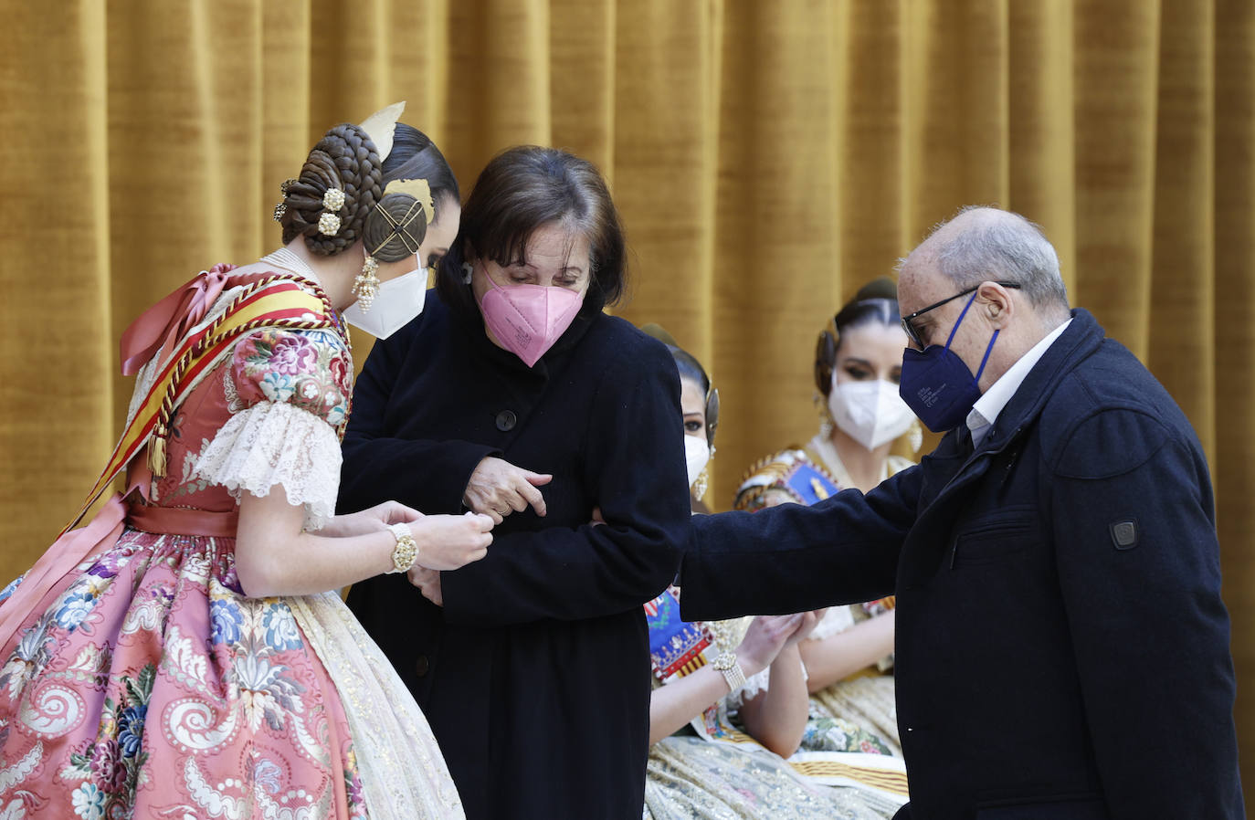 Las fallas han vuelto a entregar los distintivos de 'Bunyol d'or amb fulles de llorer i brillants' y el intercambio de fotografías entre falleras mayores. Fue en un acto que se repetirá este domingo en el Palacio de la Exposición. 