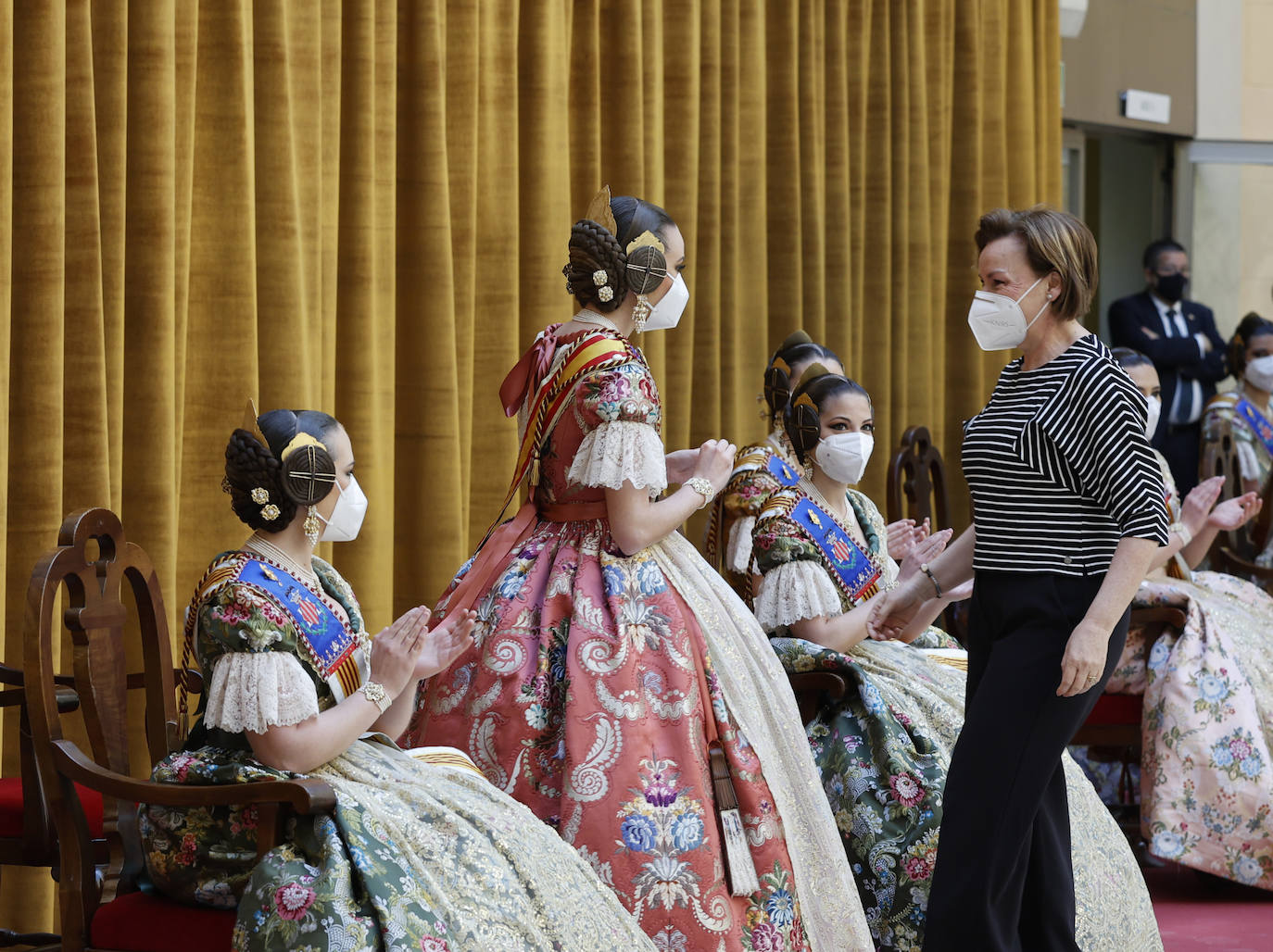 Las fallas han vuelto a entregar los distintivos de 'Bunyol d'or amb fulles de llorer i brillants' y el intercambio de fotografías entre falleras mayores. Fue en un acto que se repetirá este domingo en el Palacio de la Exposición. 