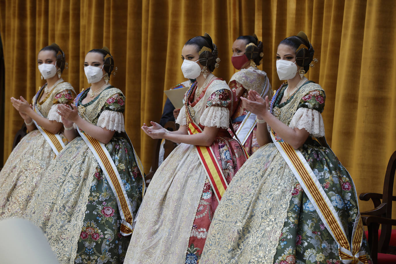 Las fallas han vuelto a entregar los distintivos de 'Bunyol d'or amb fulles de llorer i brillants' y el intercambio de fotografías entre falleras mayores. Fue en un acto que se repetirá este domingo en el Palacio de la Exposición. 