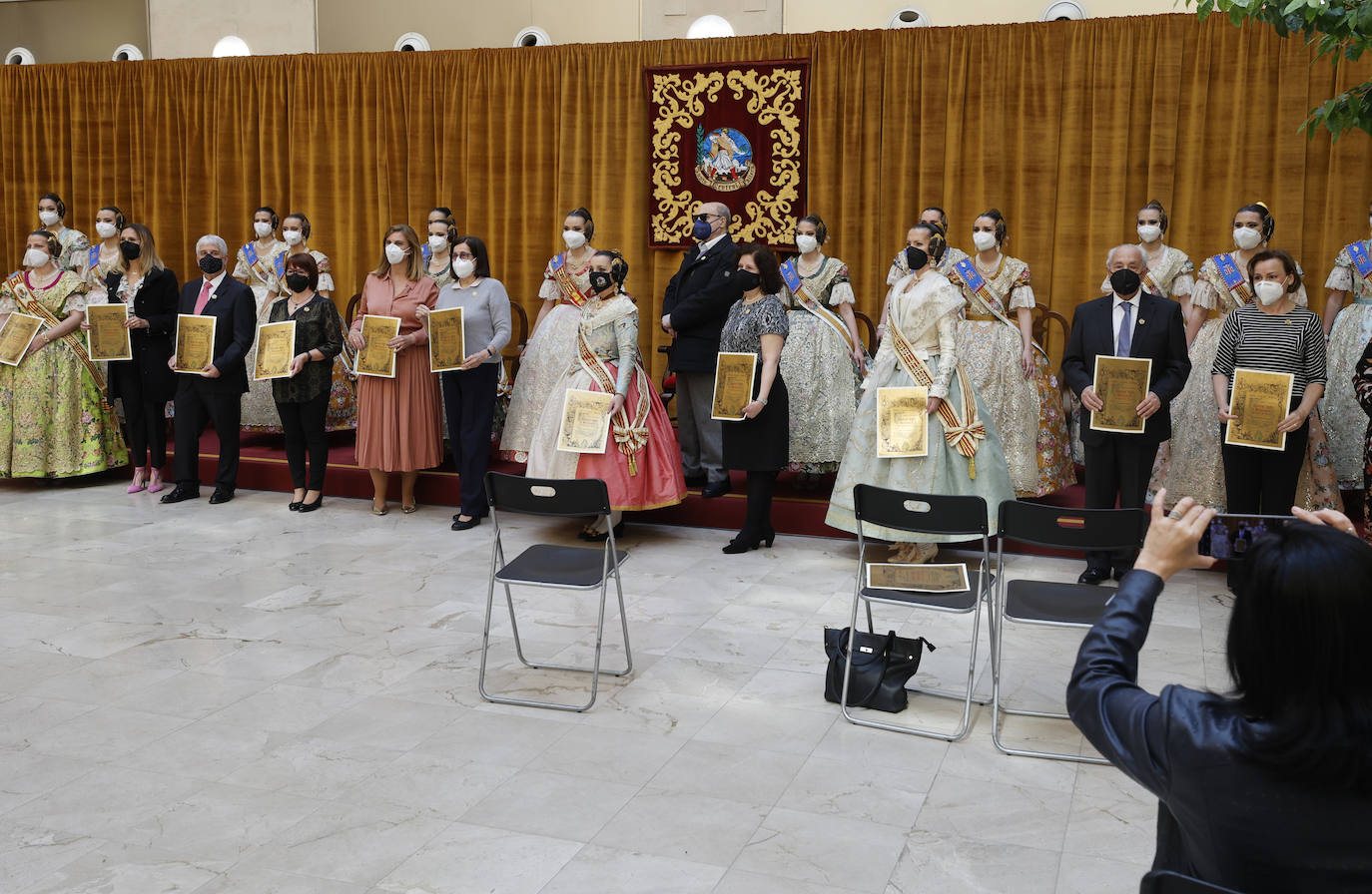 Las fallas han vuelto a entregar los distintivos de 'Bunyol d'or amb fulles de llorer i brillants' y el intercambio de fotografías entre falleras mayores. Fue en un acto que se repetirá este domingo en el Palacio de la Exposición. 