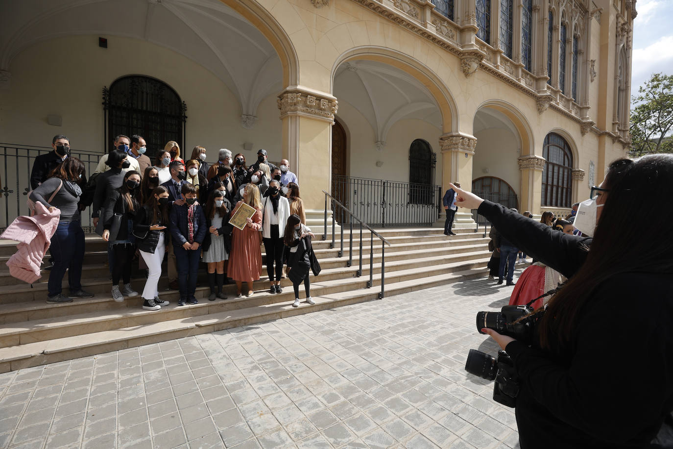 Las fallas han vuelto a entregar los distintivos de 'Bunyol d'or amb fulles de llorer i brillants' y el intercambio de fotografías entre falleras mayores. Fue en un acto que se repetirá este domingo en el Palacio de la Exposición. 