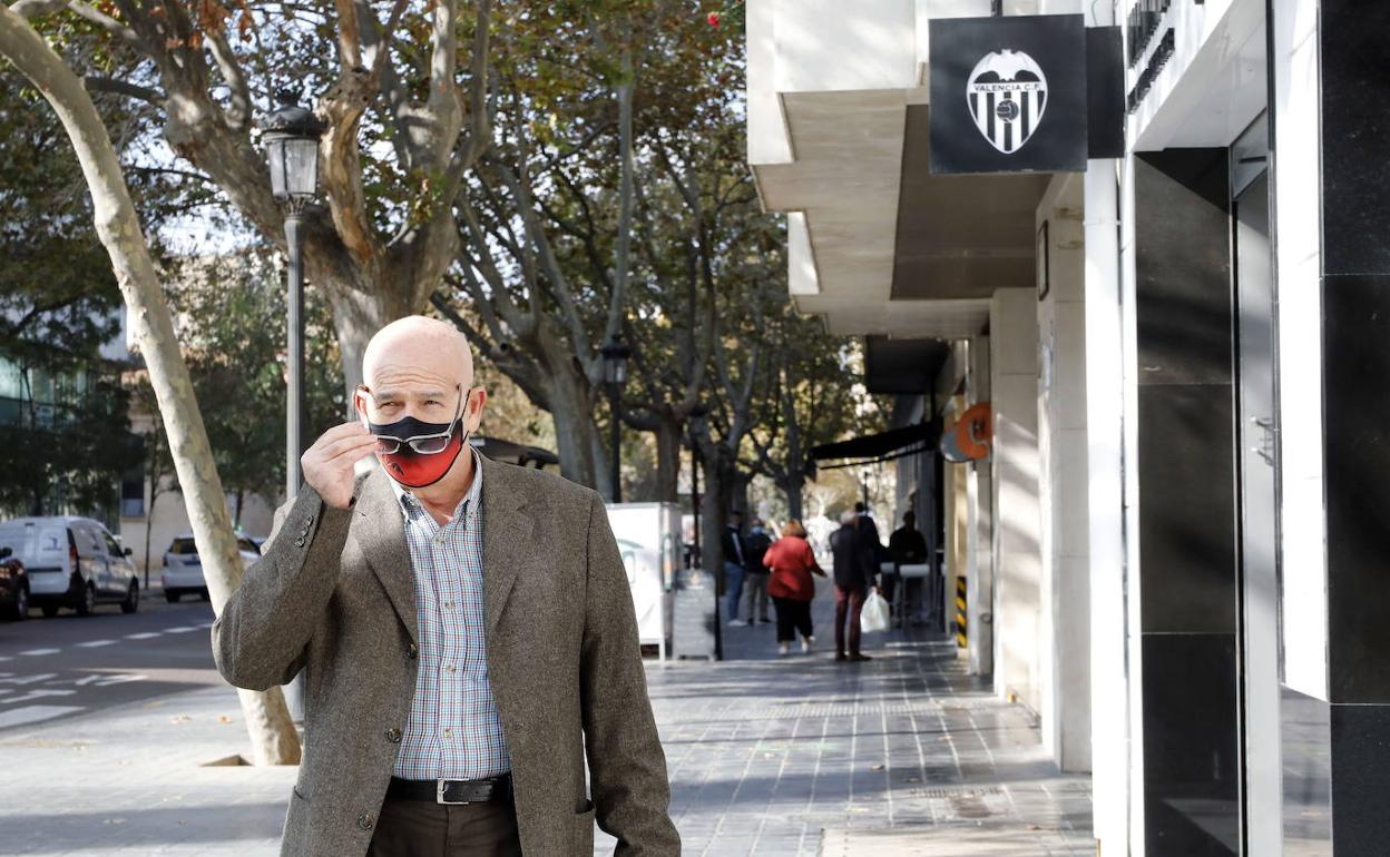 Vallés a las puertas de las oficinas del Valencia, antes de acudir a una reunión con Murthy. 