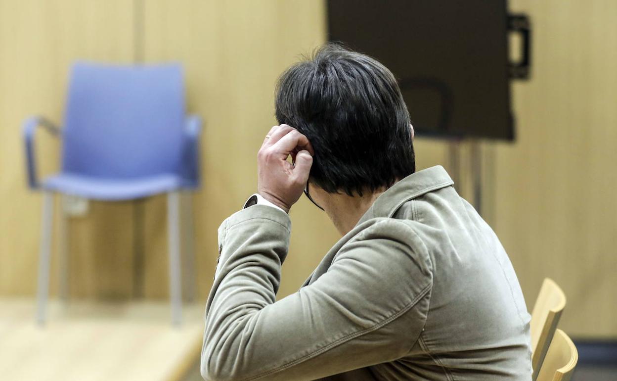 El especialista del Clínico gira su cabeza antes del juicio para evitar salir en la fotografía. 