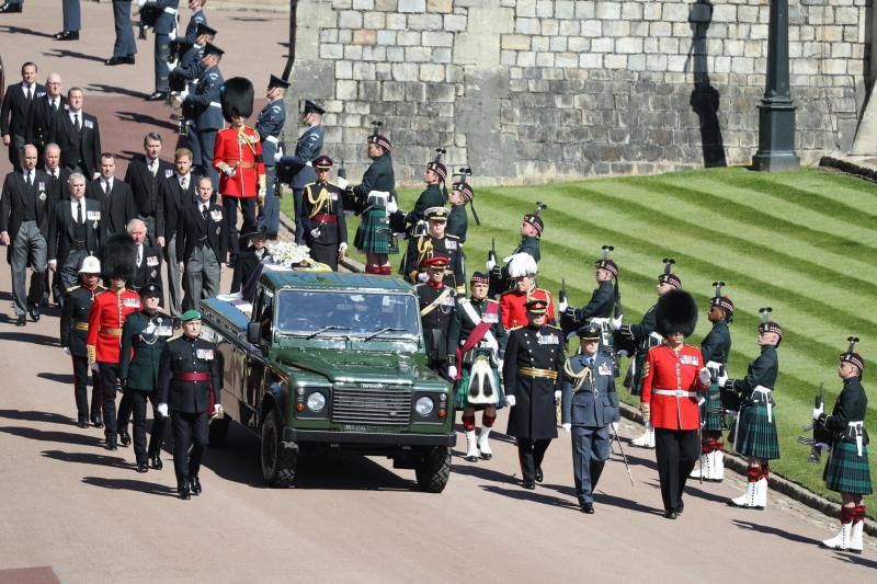 Los hijos y nietos de Felipe de Edimburgo caminan en procesión detrás del féretro. 