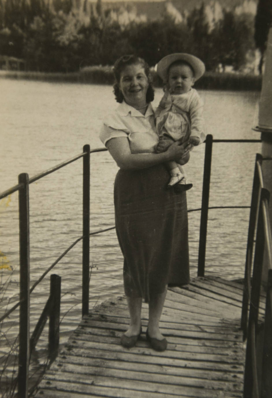 Con su madre, en laguna del río Júcar, en Uña. 