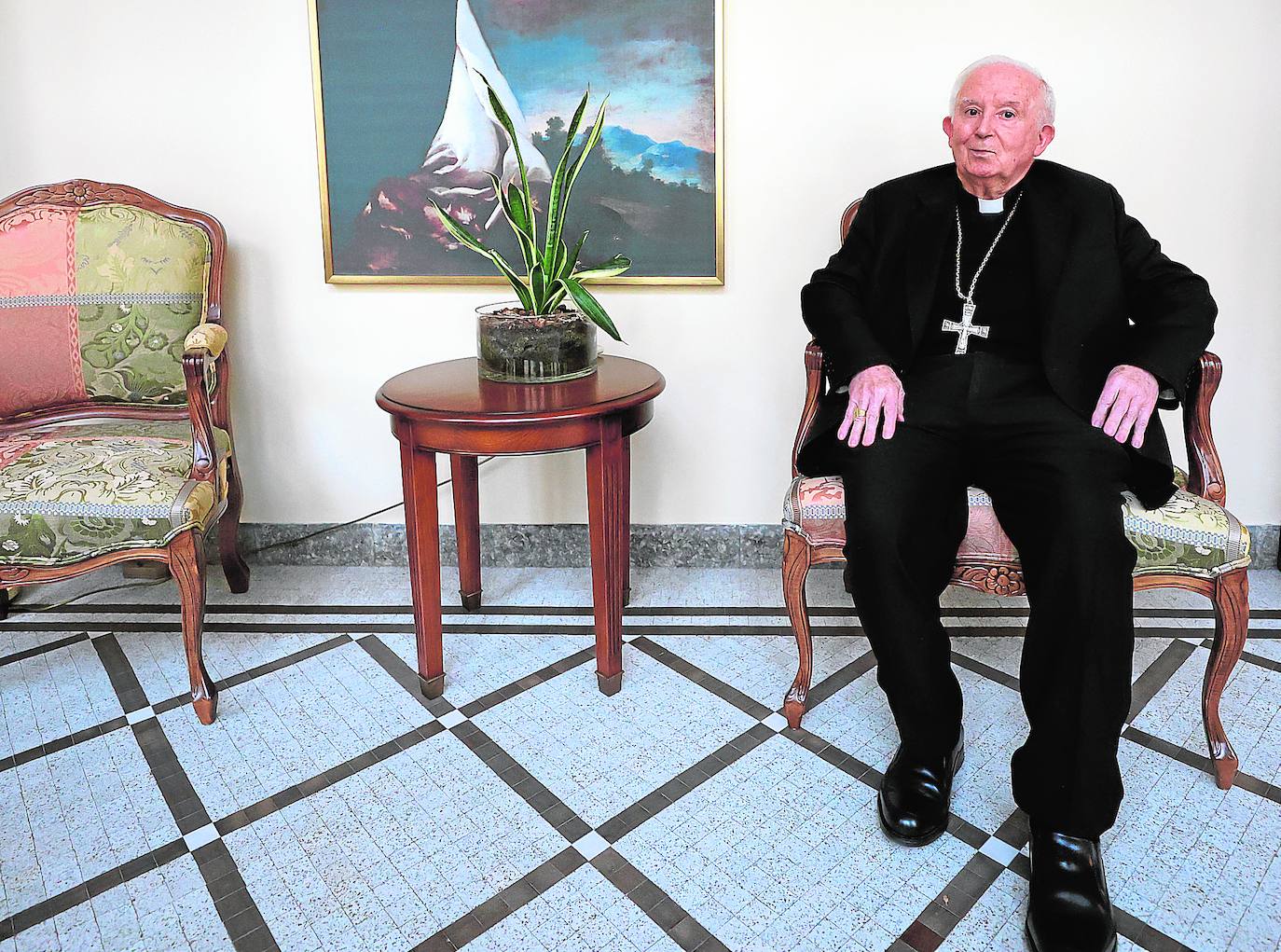 Cañizares, sentado en un corredor del Palacio Arzobispal, recayente al claustro.