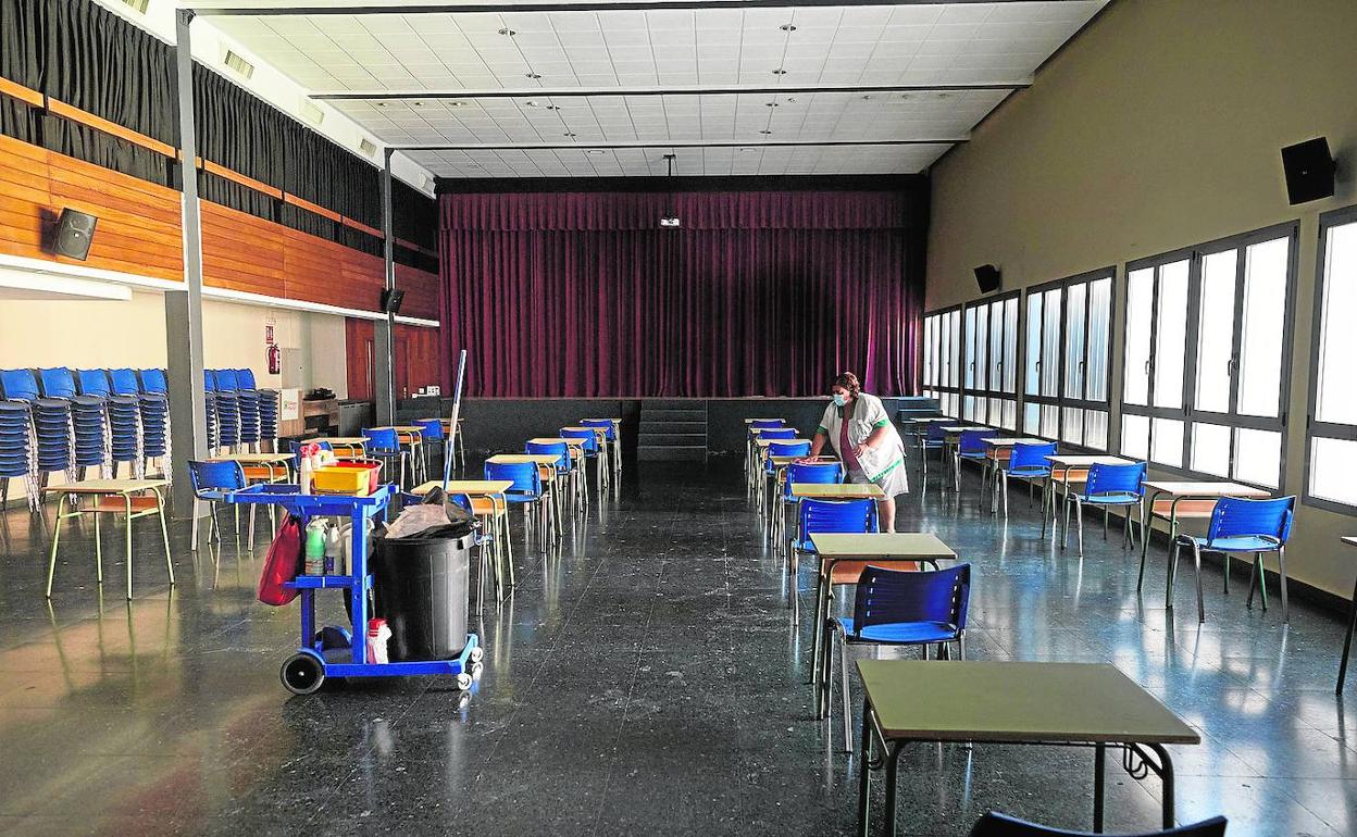 Limpieza de un aula habilitada en un salón de actos de un concertado, antes del inicio del curso. 