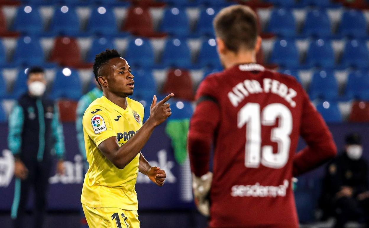 Samu Chukwueze celebra tras marcar gol