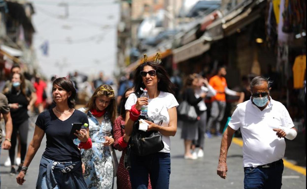 Israelís pasean por la calle sin mascarilla. 