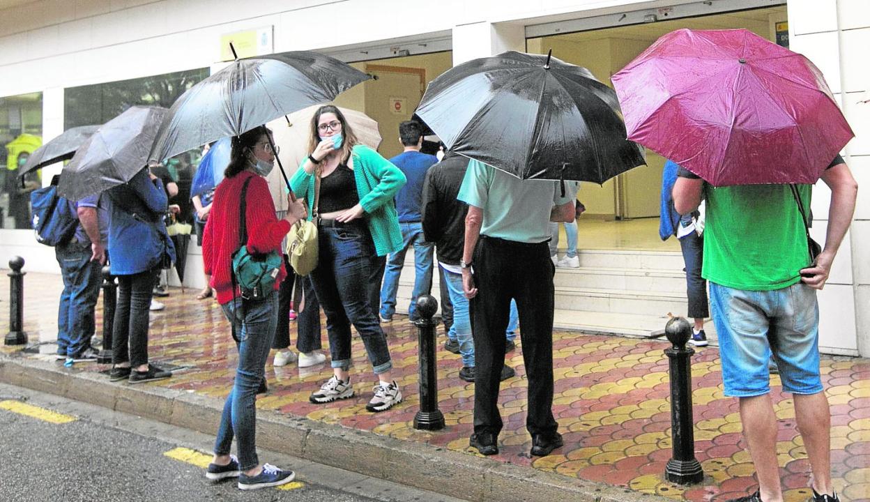 Cola para renovar el DNI en la oficina de la calle Hospital. damián torres