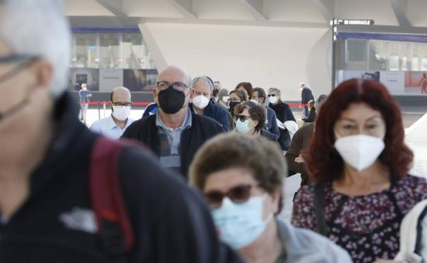 Colas de personas esperando para vacunarse. 