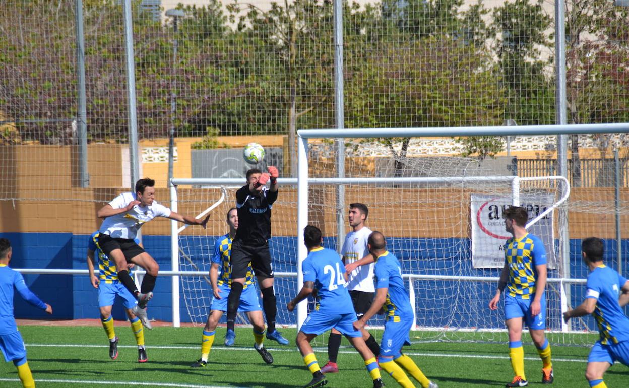 Maxi despejando con los puños en el partido. 