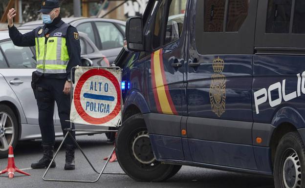 Un policía ante un control de tráfico. 