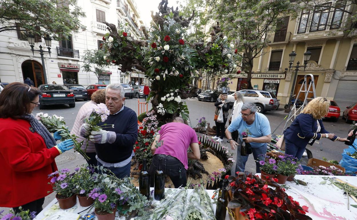 Montaje de una cruz de mayo, en 2019. 