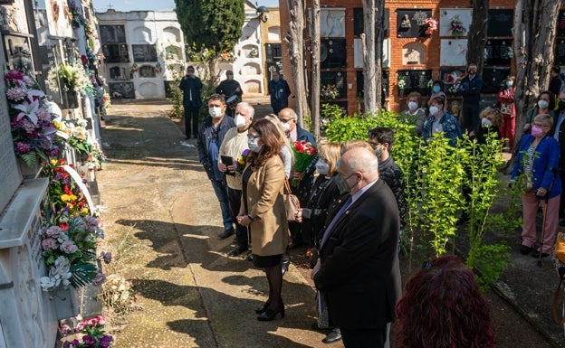 Momento del acto celebrado en el cementerio de Carlet. 