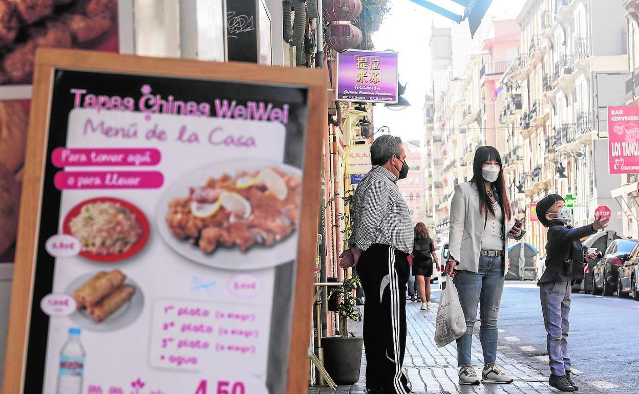 Residentes y comerciantes de la calle Pelayo de Valencia.