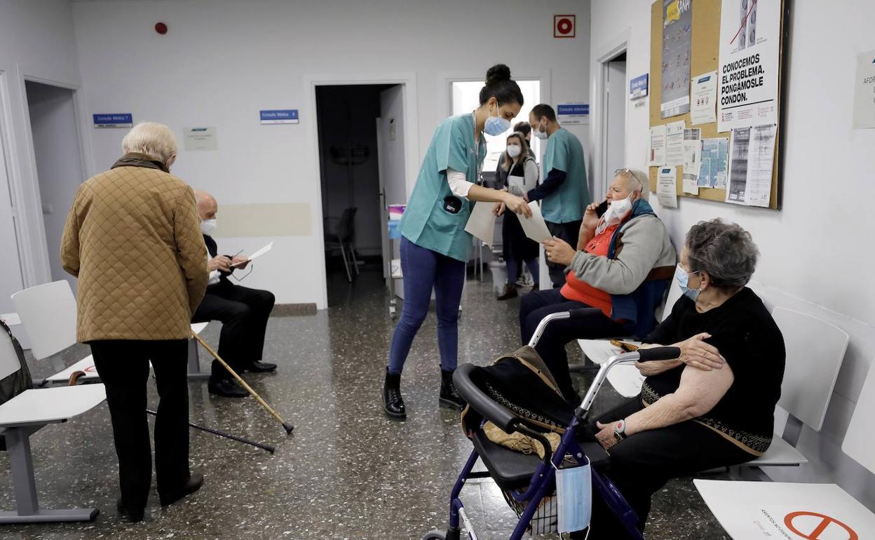 Personal sanitario en un centro de salud valenciano.