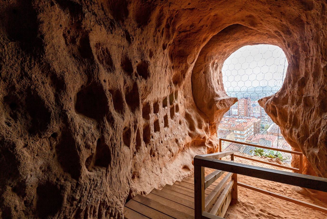 Fotos: Cueva de los 100 Pilares: un viaje sensorial a las entrañas de la Edad Media