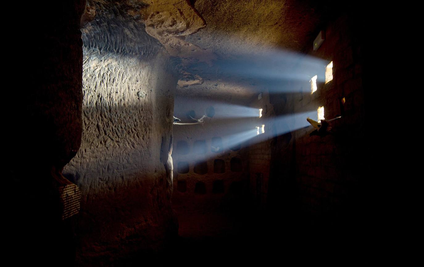 Fotos: Cueva de los 100 Pilares: un viaje sensorial a las entrañas de la Edad Media