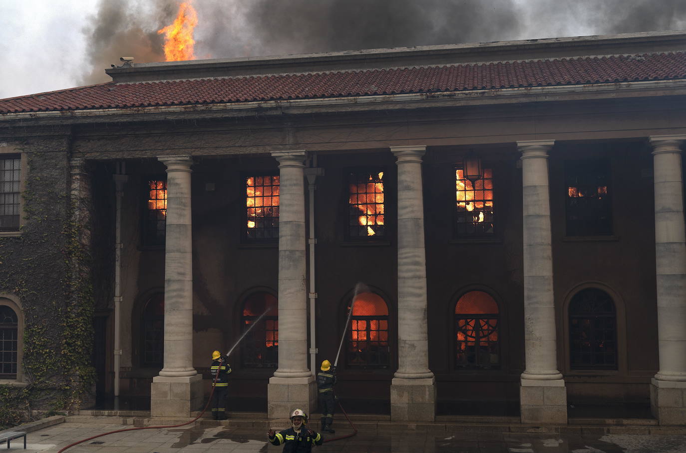 Un incendio destruyó este domingo en el suroeste de Sudáfrica varios edificios de la Universidad de Ciudad del Cabo, fundada en 1829 y una de las más antiguas e importantes del continente africano. Varios inmuebles se vieron afectados por el fuego, entre ellos la Biblioteca Jagger, con más de 200 años de antigüedad, que guarda valiosas colecciones de libros antiguos y manuscritos y de la que al menos dos plantas fueron pasto de las descontroladas llamas. El fuego se originó en las laderas de Table Mountain, cercanas a la universidad, y obligó a cerrar el campus y a evacuar a todos los estudiantes.