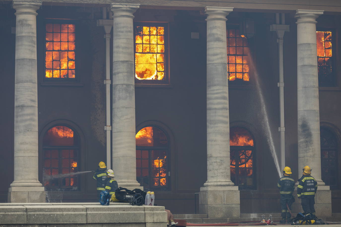 Un incendio destruyó este domingo en el suroeste de Sudáfrica varios edificios de la Universidad de Ciudad del Cabo, fundada en 1829 y una de las más antiguas e importantes del continente africano. Varios inmuebles se vieron afectados por el fuego, entre ellos la Biblioteca Jagger, con más de 200 años de antigüedad, que guarda valiosas colecciones de libros antiguos y manuscritos y de la que al menos dos plantas fueron pasto de las descontroladas llamas. El fuego se originó en las laderas de Table Mountain, cercanas a la universidad, y obligó a cerrar el campus y a evacuar a todos los estudiantes.