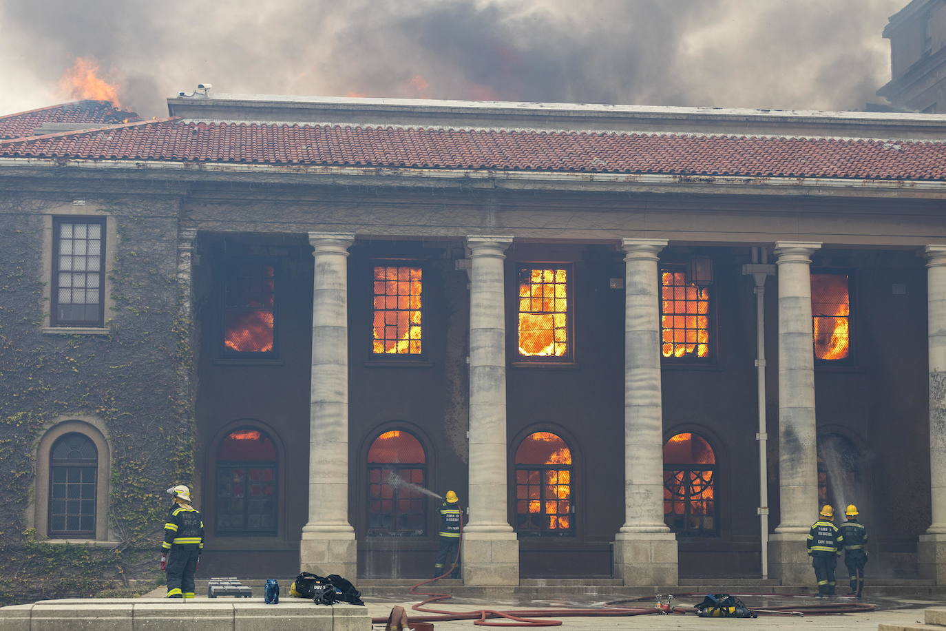 Un incendio destruyó este domingo en el suroeste de Sudáfrica varios edificios de la Universidad de Ciudad del Cabo, fundada en 1829 y una de las más antiguas e importantes del continente africano. Varios inmuebles se vieron afectados por el fuego, entre ellos la Biblioteca Jagger, con más de 200 años de antigüedad, que guarda valiosas colecciones de libros antiguos y manuscritos y de la que al menos dos plantas fueron pasto de las descontroladas llamas. El fuego se originó en las laderas de Table Mountain, cercanas a la universidad, y obligó a cerrar el campus y a evacuar a todos los estudiantes.