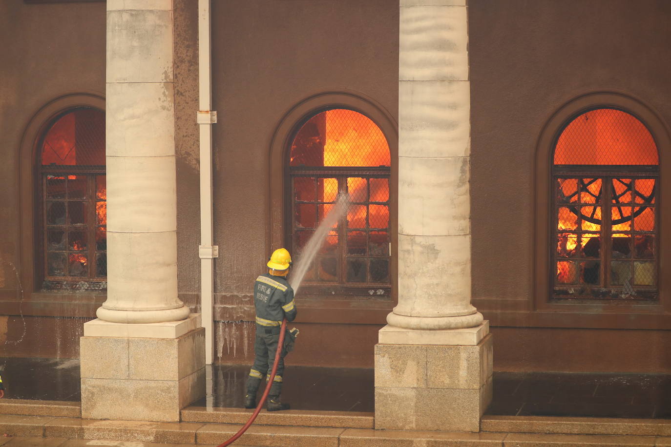 Un incendio destruyó este domingo en el suroeste de Sudáfrica varios edificios de la Universidad de Ciudad del Cabo, fundada en 1829 y una de las más antiguas e importantes del continente africano. Varios inmuebles se vieron afectados por el fuego, entre ellos la Biblioteca Jagger, con más de 200 años de antigüedad, que guarda valiosas colecciones de libros antiguos y manuscritos y de la que al menos dos plantas fueron pasto de las descontroladas llamas. El fuego se originó en las laderas de Table Mountain, cercanas a la universidad, y obligó a cerrar el campus y a evacuar a todos los estudiantes.