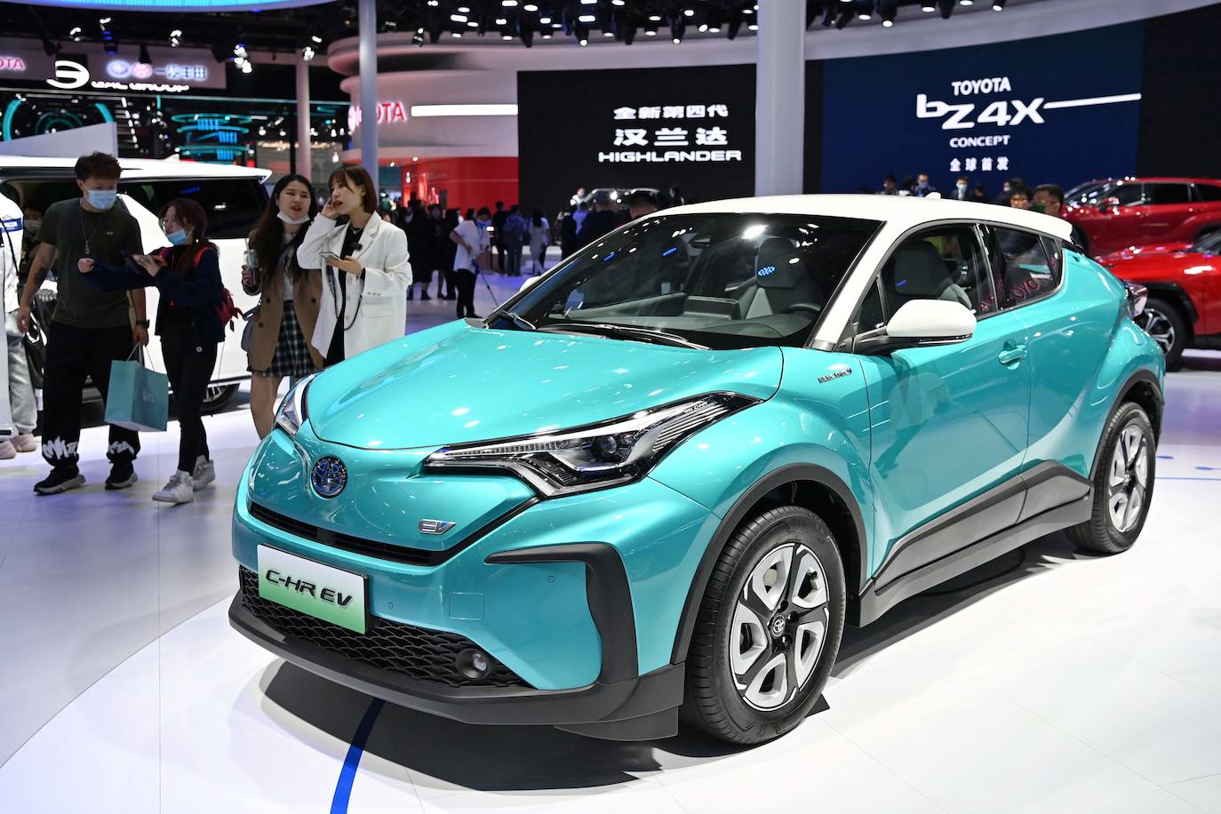 Toyota C-HR EV. 