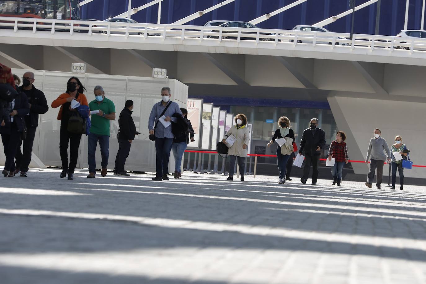 Este lunes, ha arrancado la vacunación masiva en varios puntos de la Comunitat Valenciana. Uno de ellos ha sido la Ciudad de las Artes y las Ciencias, donde Sanidad inyectará con dosis de AstraZeneca a personas de 60 y 61 años. 