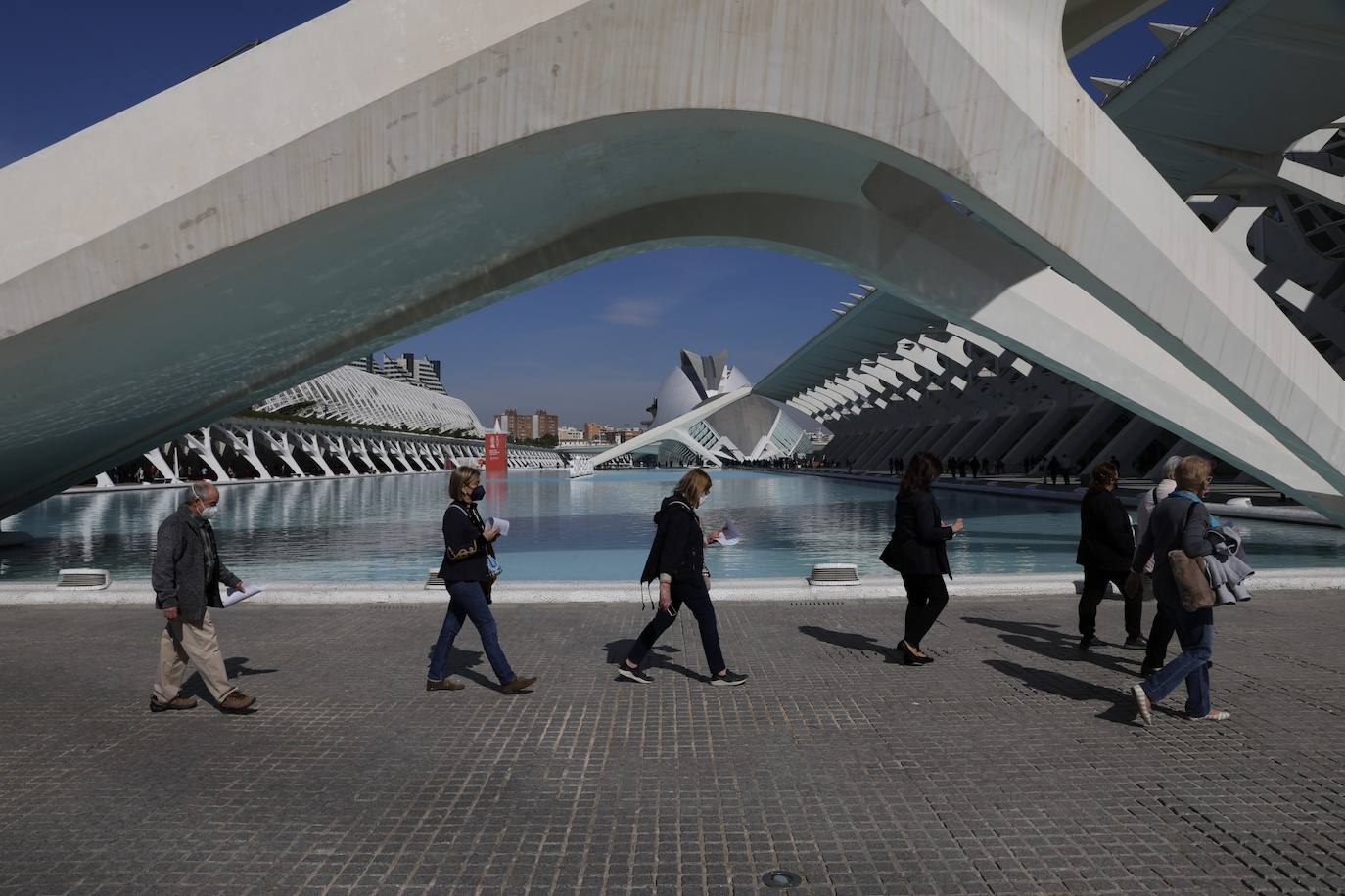 Este lunes, ha arrancado la vacunación masiva en varios puntos de la Comunitat Valenciana. Uno de ellos ha sido la Ciudad de las Artes y las Ciencias, donde Sanidad inyectará con dosis de AstraZeneca a personas de 60 y 61 años. 