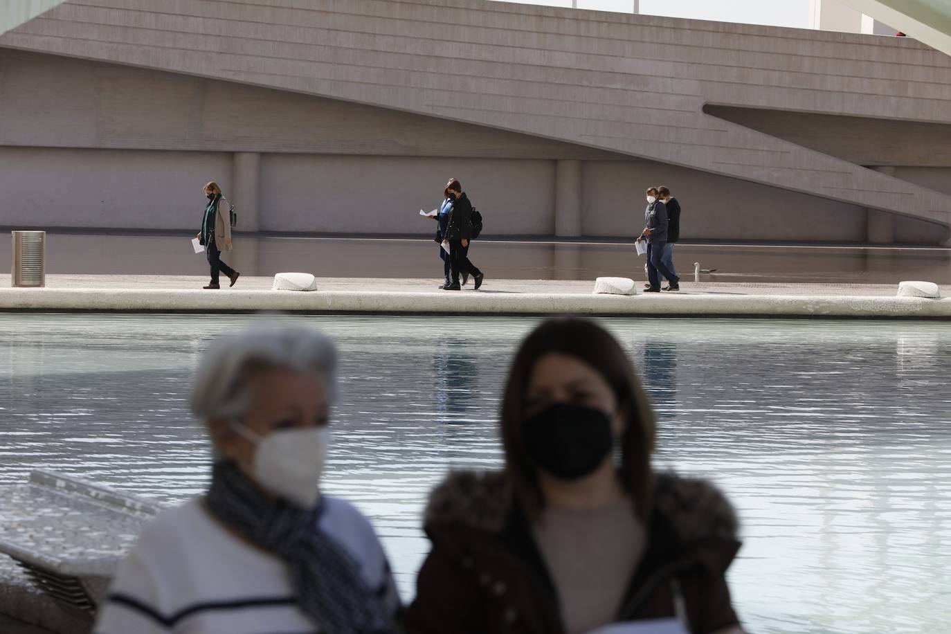 Este lunes, ha arrancado la vacunación masiva en varios puntos de la Comunitat Valenciana. Uno de ellos ha sido la Ciudad de las Artes y las Ciencias, donde Sanidad inyectará con dosis de AstraZeneca a personas de 60 y 61 años. 